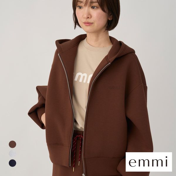エミ emmiロゴジップアップダンボールフーディ emmi atelier