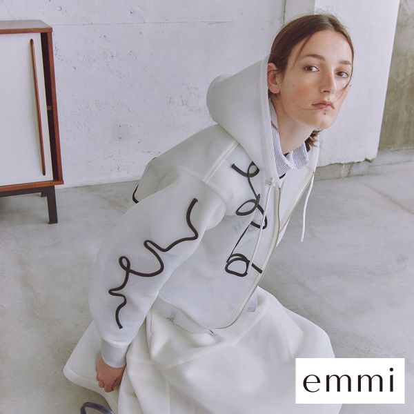 エミ ラインシアーダンボールジップフーディーブルゾン emmi
