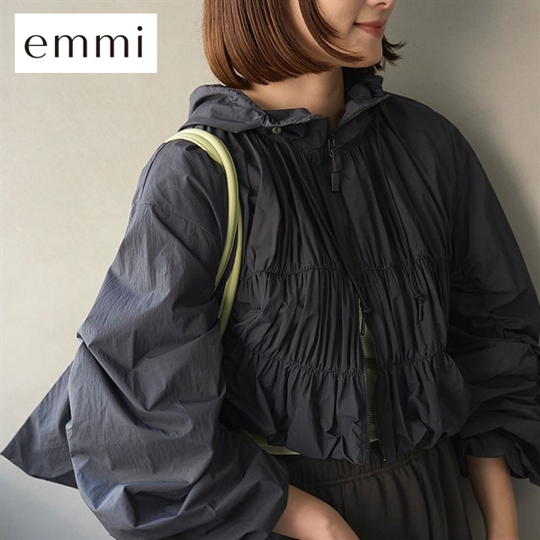 エミ Movique シャーリングブルゾン 撥水 UVカット 接触冷感 emmi