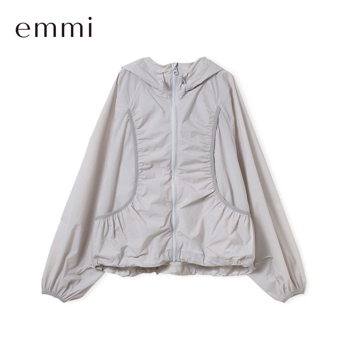 エミ ONLINE限定カラーあり ギャザーディテールナイロンブルゾン セットアップ対応 撥水 emmi(LGY-薄グレー-Free)
