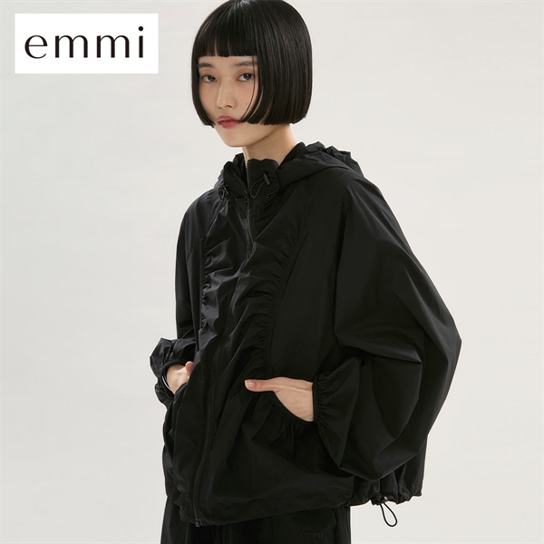 エミ ONLINE限定カラーあり ギャザーディテールナイロンブルゾン セットアップ対応 撥水 emmi