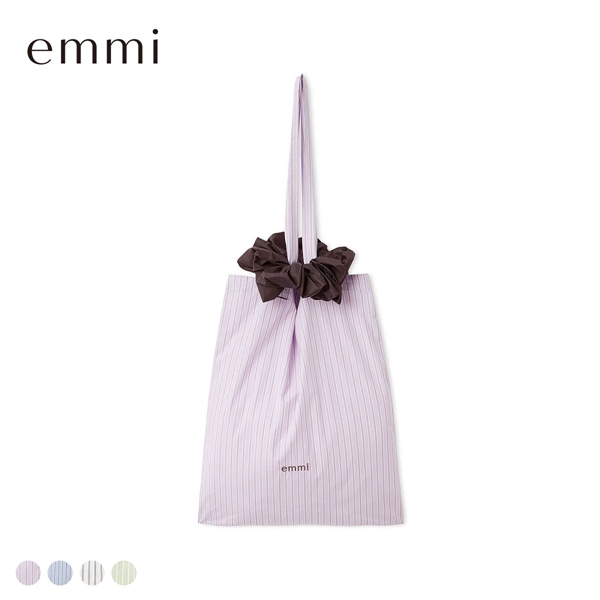 エミ ONLINE限定カラーあり シュシュ付きemmiロゴトートバッグ emmi