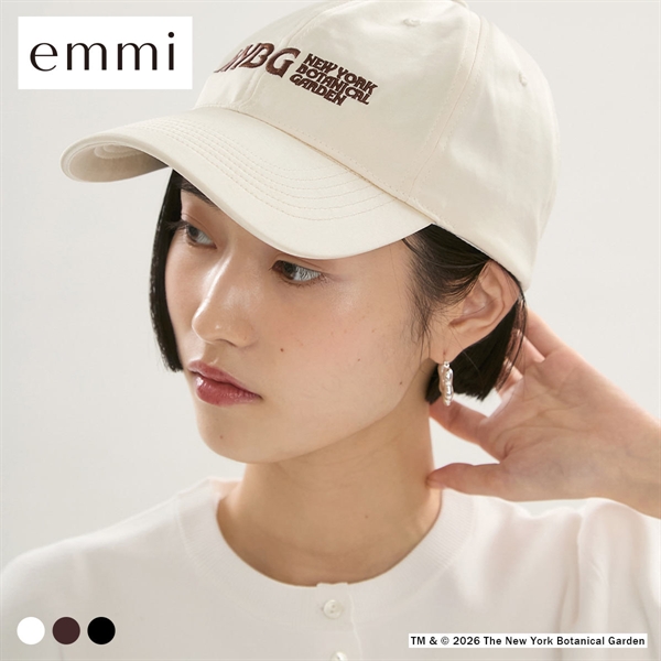 エミ emmi×NYBG サテンロゴキャップ emmi