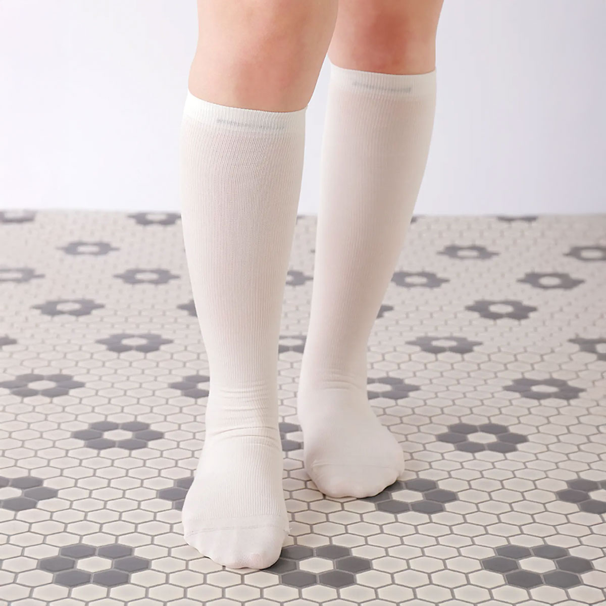 タビオ 毎日履く綿着圧ソックス 脚ラク 靴下 消臭 日本製 Tabio 美脚labo(OW-オフホワイト-22.5-24.5cm)